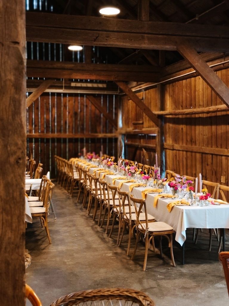 Znajdź idealne krzesła na wynajem w naszej różnorodnej ofercie. Oferujemy krzesła bankietowe, Chiavari, O-back, oraz rustykalne i vintage, dostosowane do różnych stylów wydarzeń. Wybierz komfort i styl, dopasowując krzesła do unikalnego charakteru Twojej uroczystości! Krzesło na wynajem