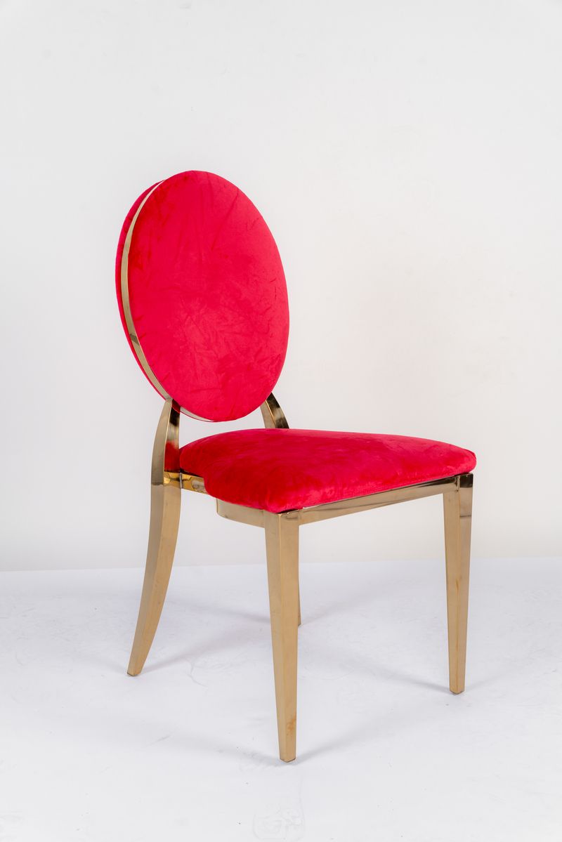 Bordowe krzesło Oback na wynajem – eleganckie krzesło eventowe w kolorze głębokiego wina z charakterystycznym ażurowym oparciem.