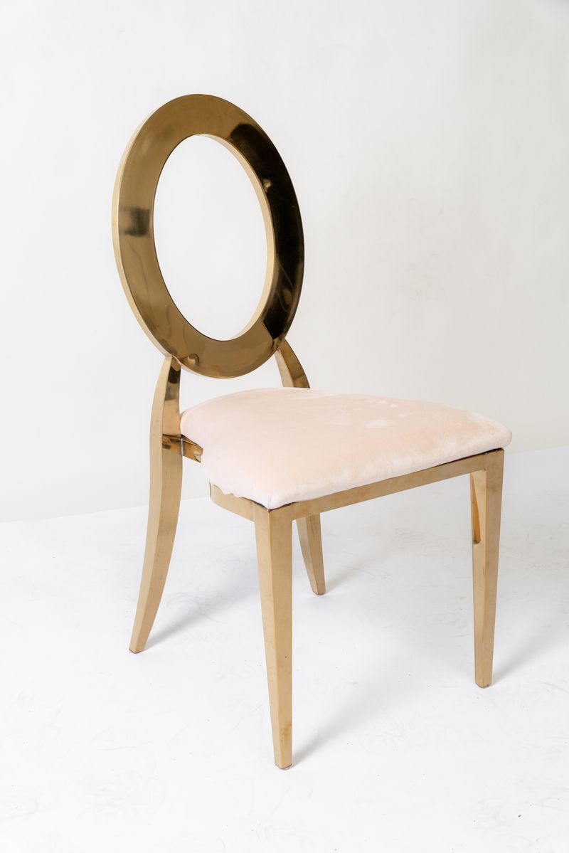 Beżowe krzesła Oback w aranżacji weselnej boho z drewnianymi stołami i naturalnymi dekoracjami.