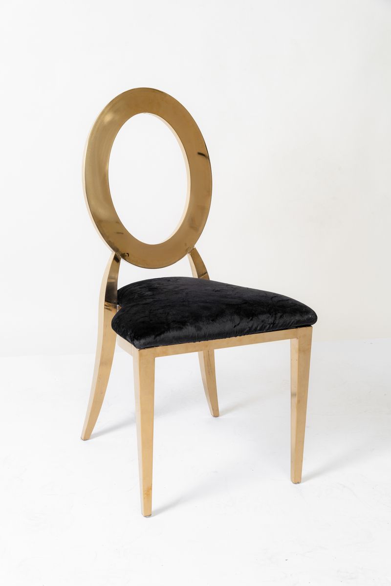 Czarne krzesło Oback na wynajem – nowoczesne czarne krzesło eventowe o ażurowym splocie oparcia.