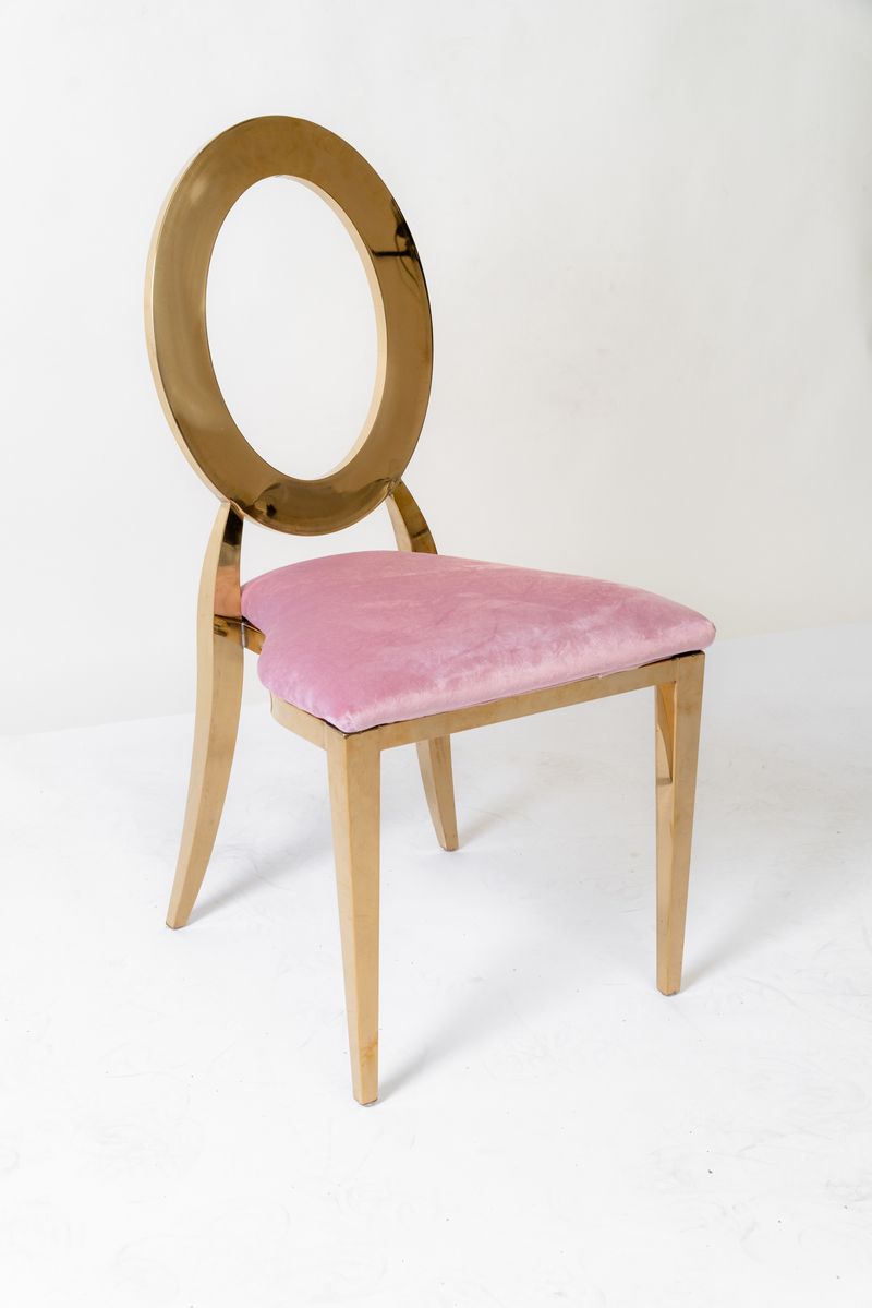 Różowe krzesło Oback na wynajem – luksusowe krzesło eventowe w kolorze pudrowego różu z okrągłym oparciem.