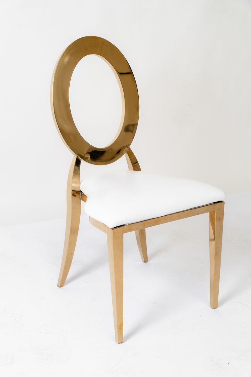 Zobacz ofertę wynajmu krzeseł Oback – elegancja na Twoim weselu Eleganckie białe krzesło Oback z charakterystycznym okrągłym oparciem – wynajem na eventy.