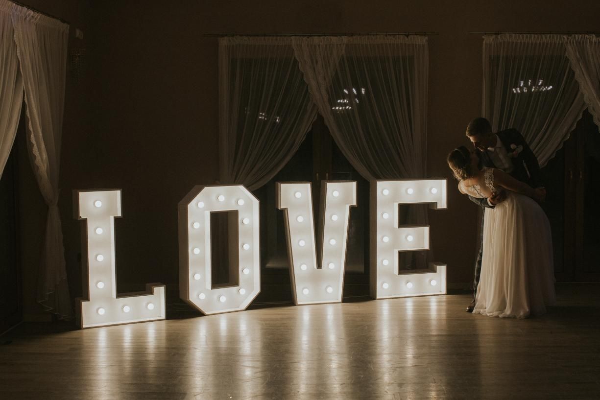 Napis love wesele marzeń wesele roku inspiracje weselne inspiracje ślub ślub cywilny ślub w lokalu dekoracje ślubne weselne wynajem dekoracji Powiedz Tak dekoracje ślubne Fot: