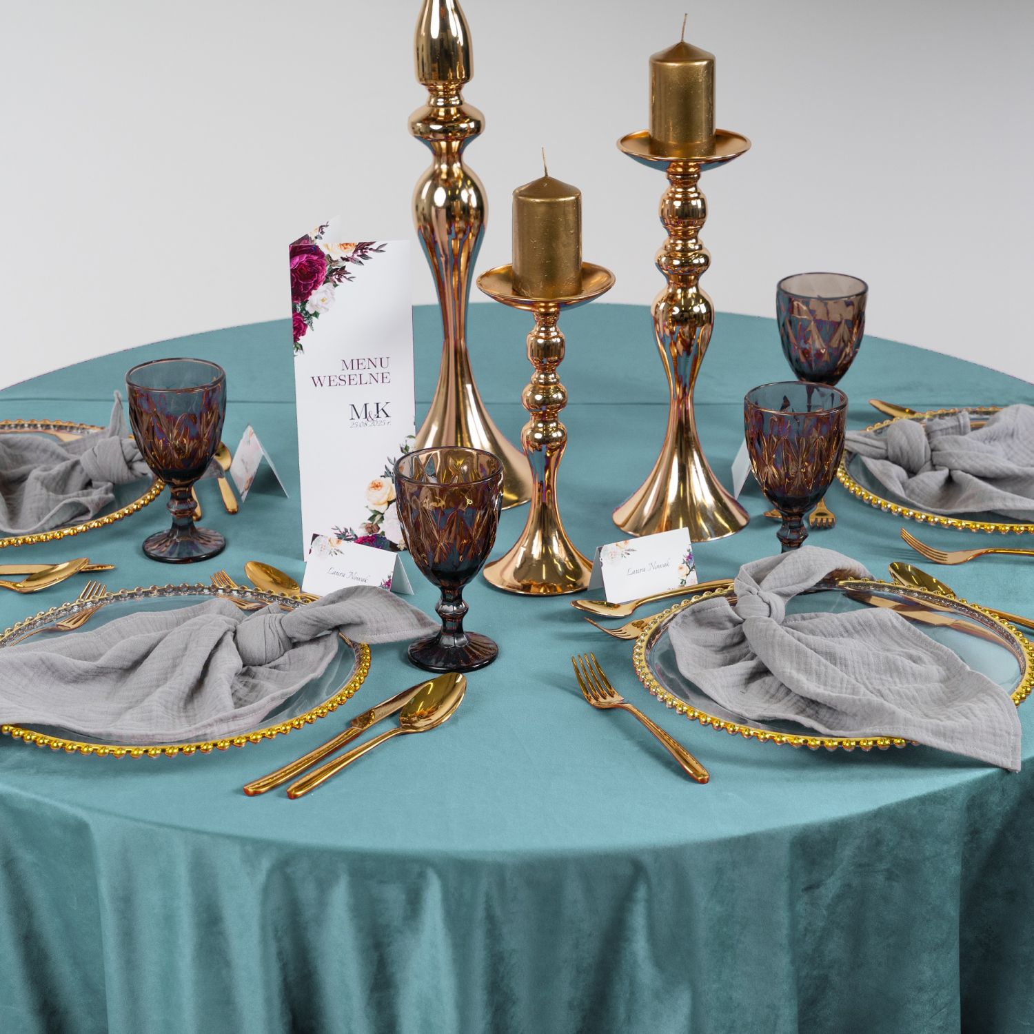 Obrus welurowy w kolorze dusty blue - idealny dodatek do Twojego eventu lub wesela. Dodaj elegancji i uroku swojej aranżacji. Pasuje do różnych stylów - od klasycznego po nowoczesny. Obrus welurowy dusty blue