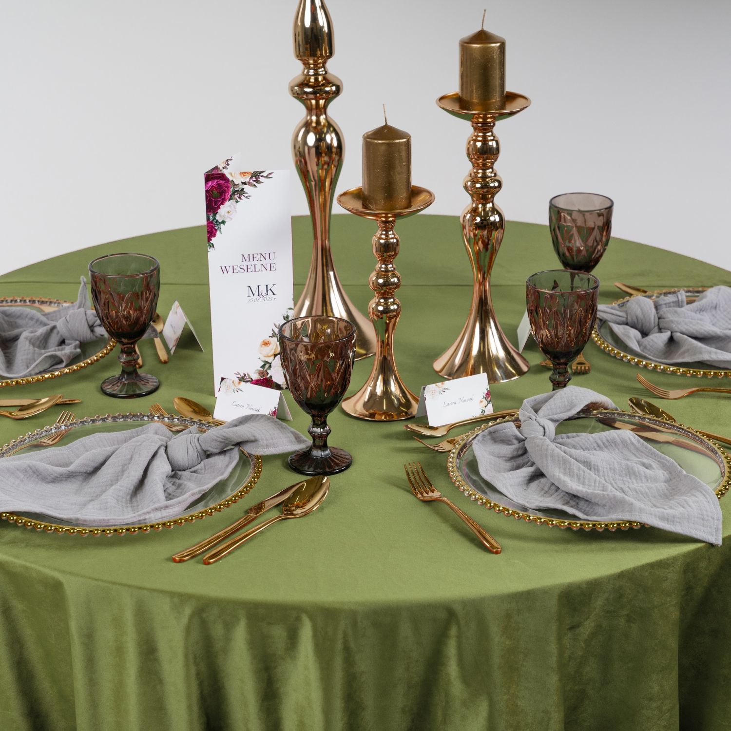 Luksusowy obrus welurowy w kolorze oliwkowym - dodaj elegancji swojemu stołowi! Obrus welurowy oliwkowy sprzedaż