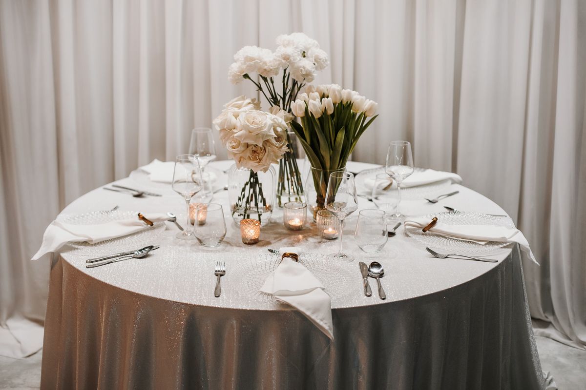 Wynajem obrusów Moonlight w kolorze białym - wypożyczalnia na wesele i event. Oferujemy eleganckie obrusy do wynajęcia, które doskonale pasują do różnych stylów dekoracyjnych, takich jak klasyczny, nowoczesny czy romantyczny. Obrusy białe można łączyć z dodatkami w odcieniach złota, srebra, różu lub zieleni, aby stworzyć harmonijną i wytworną aranżację stołu. Wynajem obrusów Moonlight białych to gwarancja elegancji i wyjątkowej atmosfery na Twoim wydarzeniu!