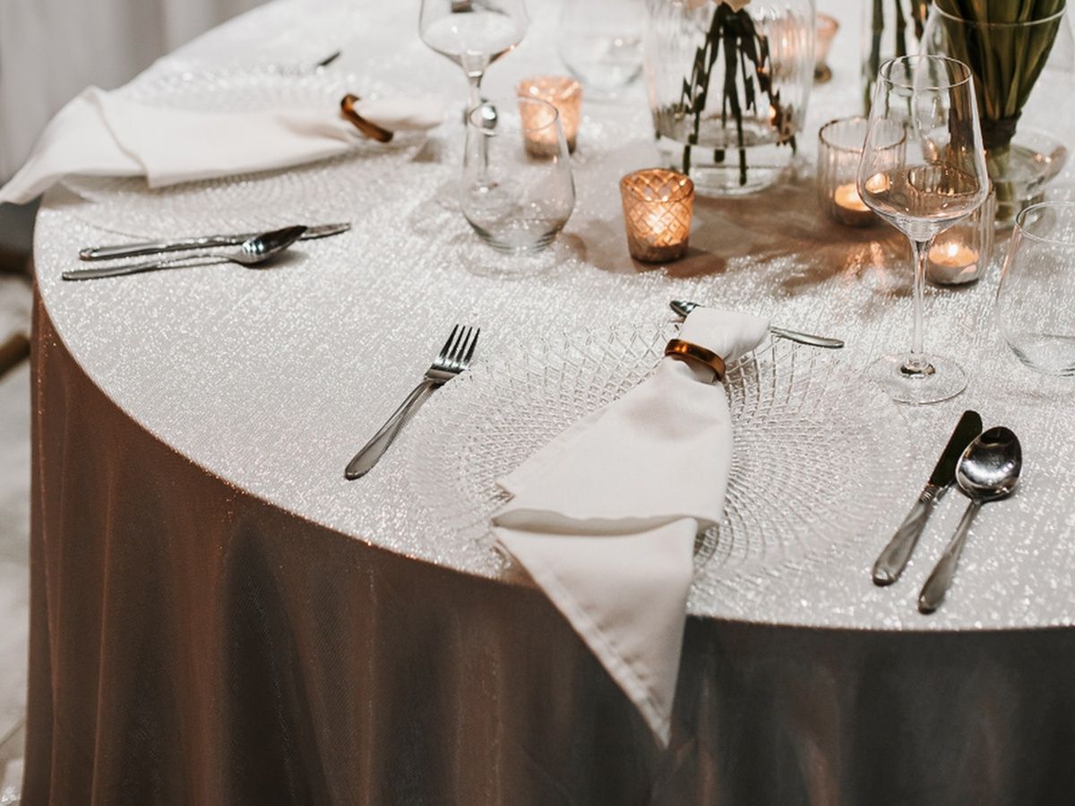 Wynajem obrusów Moonlight w kolorze białym - wypożyczalnia na wesele i event. Oferujemy eleganckie obrusy do wynajęcia, które doskonale pasują do różnych stylów dekoracyjnych, takich jak klasyczny, nowoczesny czy romantyczny. Obrusy białe można łączyć z dodatkami w odcieniach złota, srebra, różu lub zieleni, aby stworzyć harmonijną i wytworną aranżację stołu. Wynajem obrusów Moonlight białych to gwarancja elegancji i wyjątkowej atmosfery na Twoim wydarzeniu!