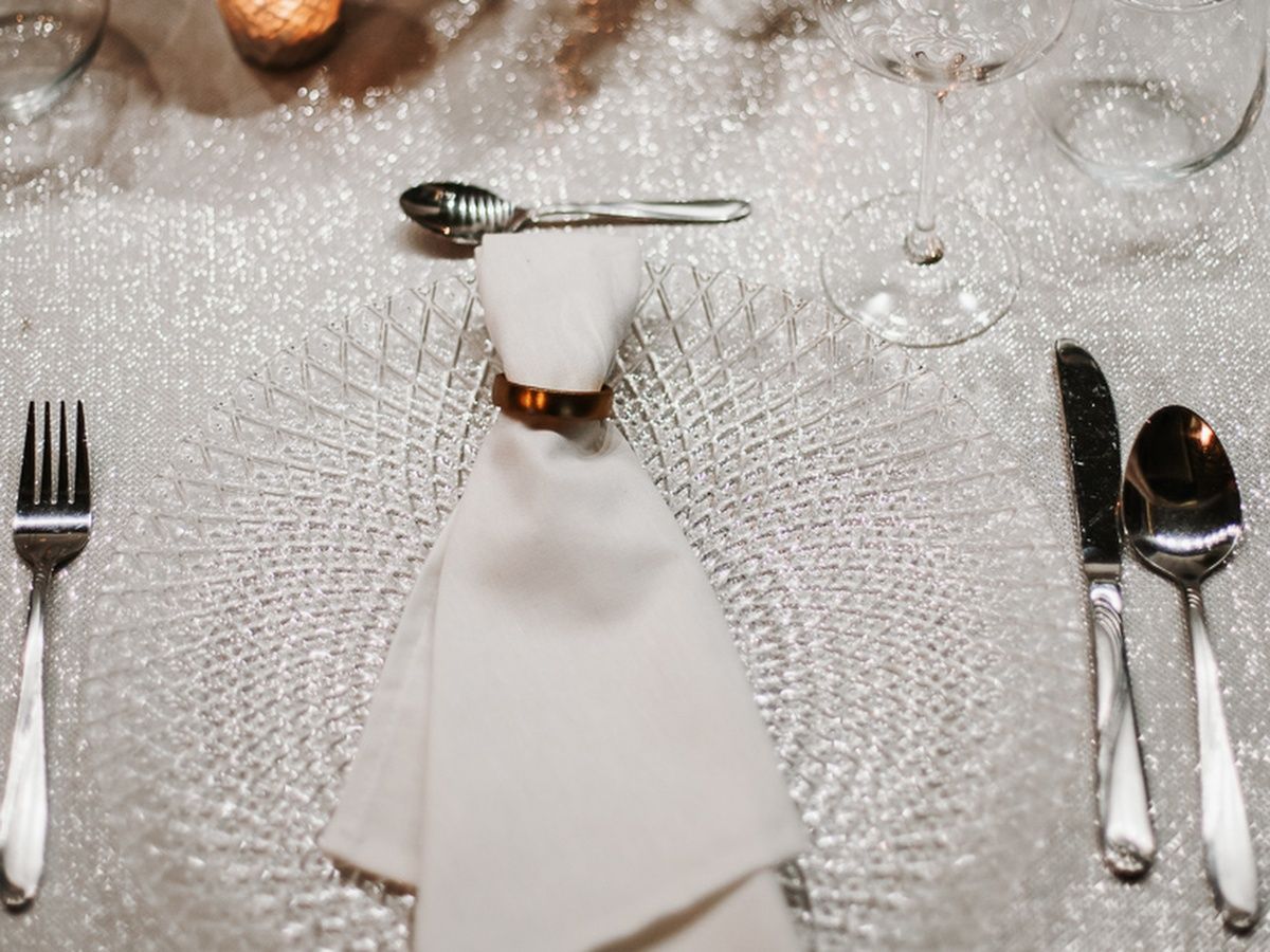 Wynajem obrusów Moonlight w kolorze białym - wypożyczalnia na wesele i event. Oferujemy eleganckie obrusy do wynajęcia, które doskonale pasują do różnych stylów dekoracyjnych, takich jak klasyczny, nowoczesny czy romantyczny. Obrusy białe można łączyć z dodatkami w odcieniach złota, srebra, różu lub zieleni, aby stworzyć harmonijną i wytworną aranżację stołu. Wynajem obrusów Moonlight białych to gwarancja elegancji i wyjątkowej atmosfery na Twoim wydarzeniu!