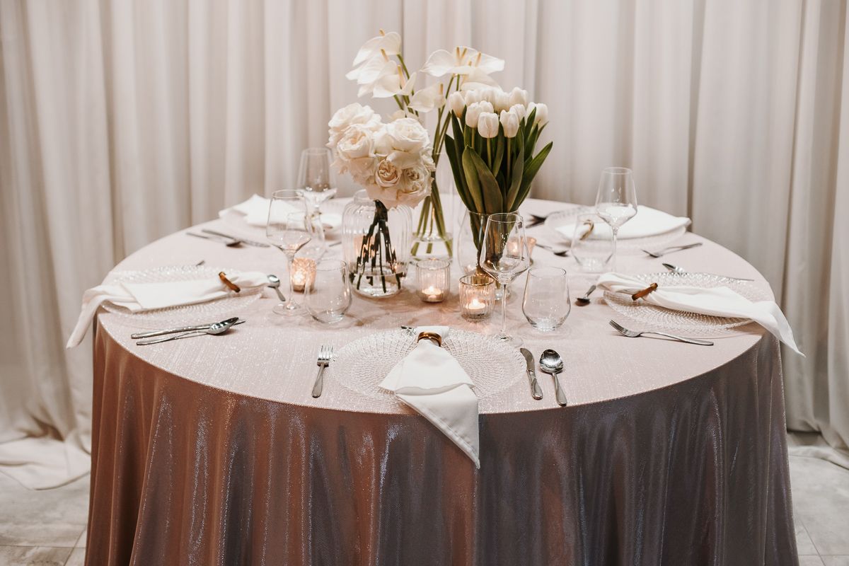 Wynajem obrusów Moonlight w kolorze różowym - eleganckie dekoracje stołu na wesele i event. Obrusy różowe do wynajęcia, pasujące do stylów romantycznego, rustykalnego, vintage oraz glamour. Obrusy Moonlight różowe można łączyć z dodatkami w odcieniach złota, srebra, bieli lub zieleni, aby stworzyć wyjątkową i harmonijną aranżację stołu.