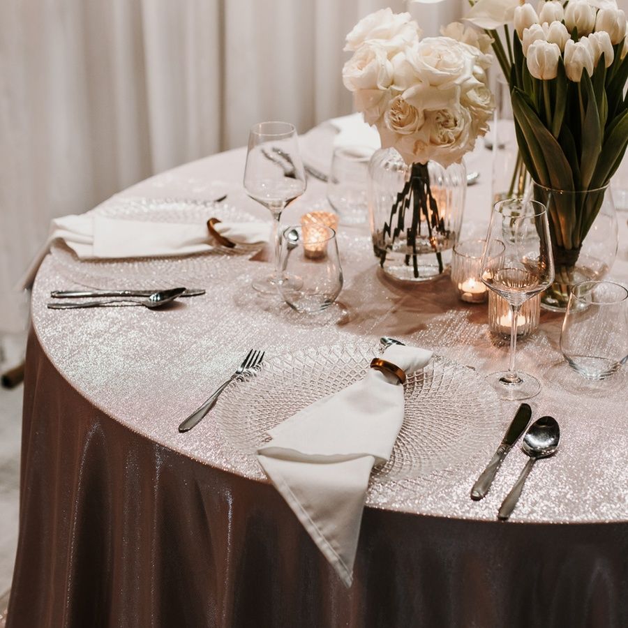 Wynajem obrusów Moonlight w kolorze różowym - eleganckie dekoracje stołu na wesele i event. Obrusy różowe do wynajęcia, pasujące do stylów romantycznego, rustykalnego, vintage oraz glamour. Obrusy Moonlight różowe można łączyć z dodatkami w odcieniach złota, srebra, bieli lub zieleni, aby stworzyć wyjątkową i harmonijną aranżację stołu.