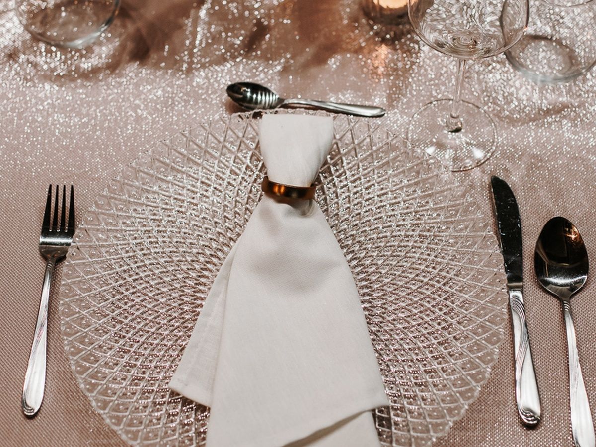 Wynajem obrusów Moonlight w kolorze różowym - eleganckie dekoracje stołu na wesele i event. Obrusy różowe do wynajęcia, pasujące do stylów romantycznego, rustykalnego, vintage oraz glamour. Obrusy Moonlight różowe można łączyć z dodatkami w odcieniach złota, srebra, bieli lub zieleni, aby stworzyć wyjątkową i harmonijną aranżację stołu.