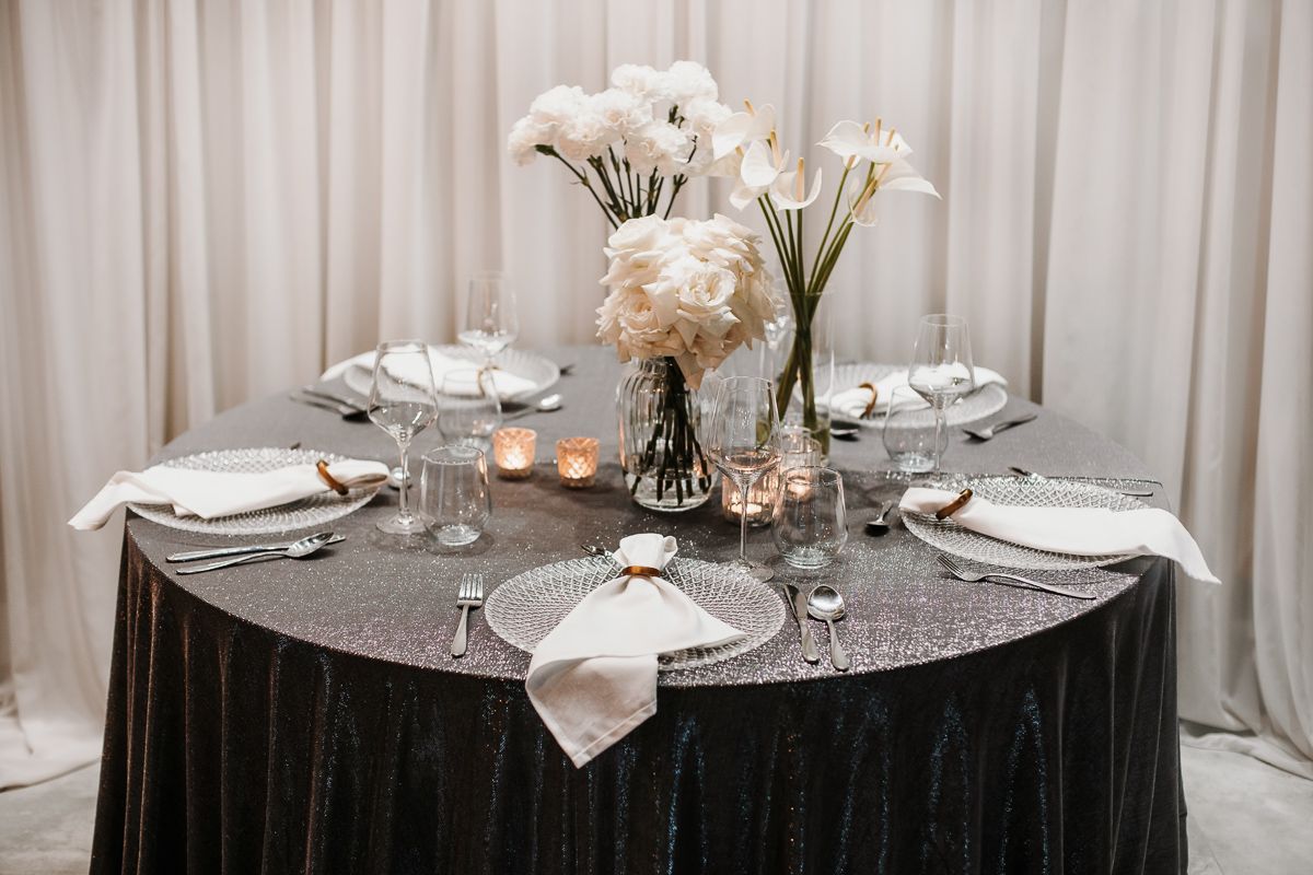 Wynajem eleganckich obrusów Moonlight w kolorze srebrnym - idealne dekoracje stołu na wesele i event. Obrusy srebrne do wynajęcia, pasujące do stylów dekoracyjnych: nowoczesnego, glamour, minimalistycznego oraz klasycznego. Można łączyć z dodatkami w odcieniach białego, czarnego, złota lub różu, tworząc harmonijną i efektowną aranżację stołu.