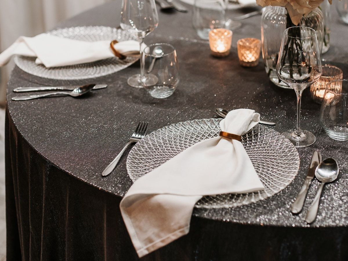 Wynajem eleganckich obrusów Moonlight w kolorze srebrnym - idealne dekoracje stołu na wesele i event. Obrusy srebrne do wynajęcia, pasujące do stylów dekoracyjnych: nowoczesnego, glamour, minimalistycznego oraz klasycznego. Można łączyć z dodatkami w odcieniach białego, czarnego, złota lub różu, tworząc harmonijną i efektowną aranżację stołu.