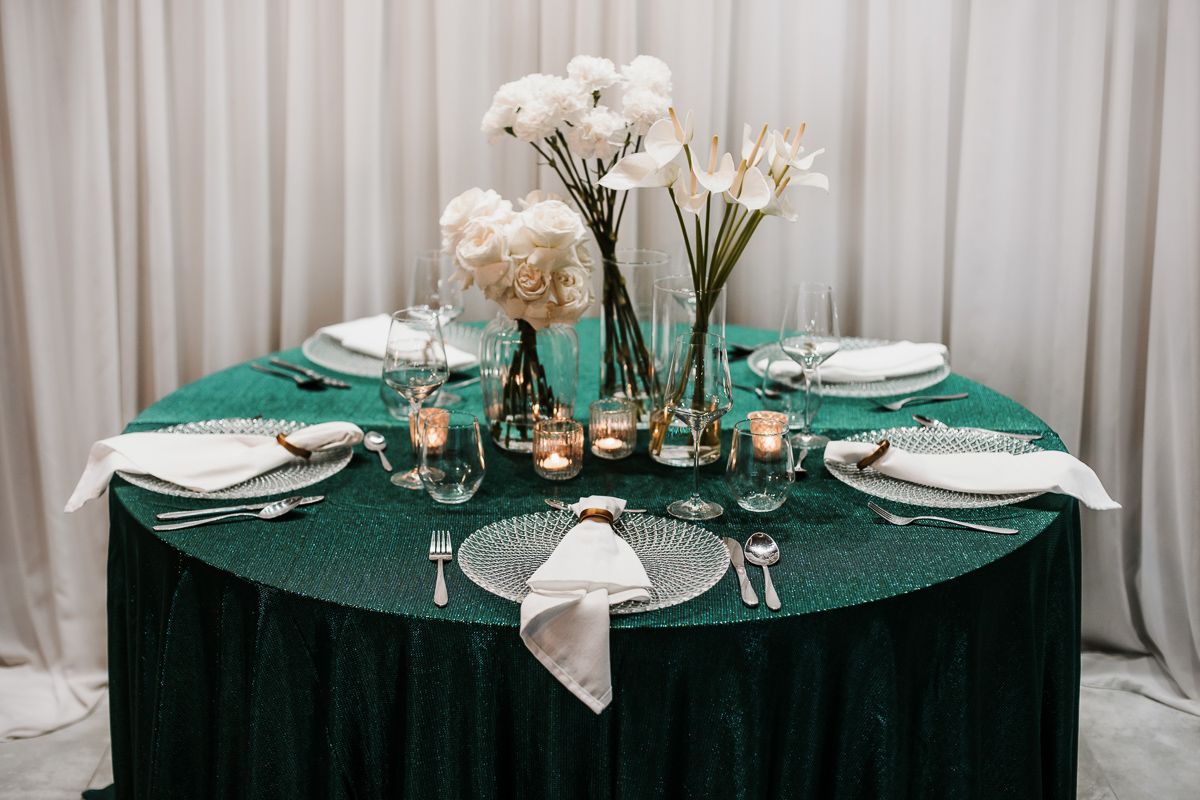 Wynajem eleganckich obrusów Moonlight w odcieniu zielonym - idealne dekoracje stołu na wesele i event. Obrusy zielone do wynajęcia, pasujące do różnych stylów dekoracyjnych, takich jak nowoczesny, rustykalny, minimalistyczny oraz naturalny. Obrusy Moonlight zielone można łączyć z dodatkami w odcieniach bieli, złota, drewna lub srebra, aby stworzyć harmonijną i wyjątkową aranżację stołu.