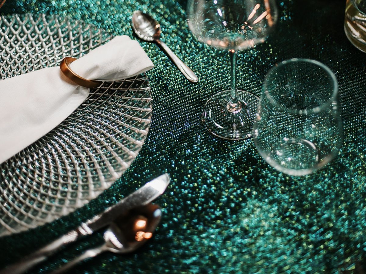Wynajem eleganckich obrusów Moonlight w odcieniu zielonym - idealne dekoracje stołu na wesele i event. Obrusy zielone do wynajęcia, pasujące do różnych stylów dekoracyjnych, takich jak nowoczesny, rustykalny, minimalistyczny oraz naturalny. Obrusy Moonlight zielone można łączyć z dodatkami w odcieniach bieli, złota, drewna lub srebra, aby stworzyć harmonijną i wyjątkową aranżację stołu.