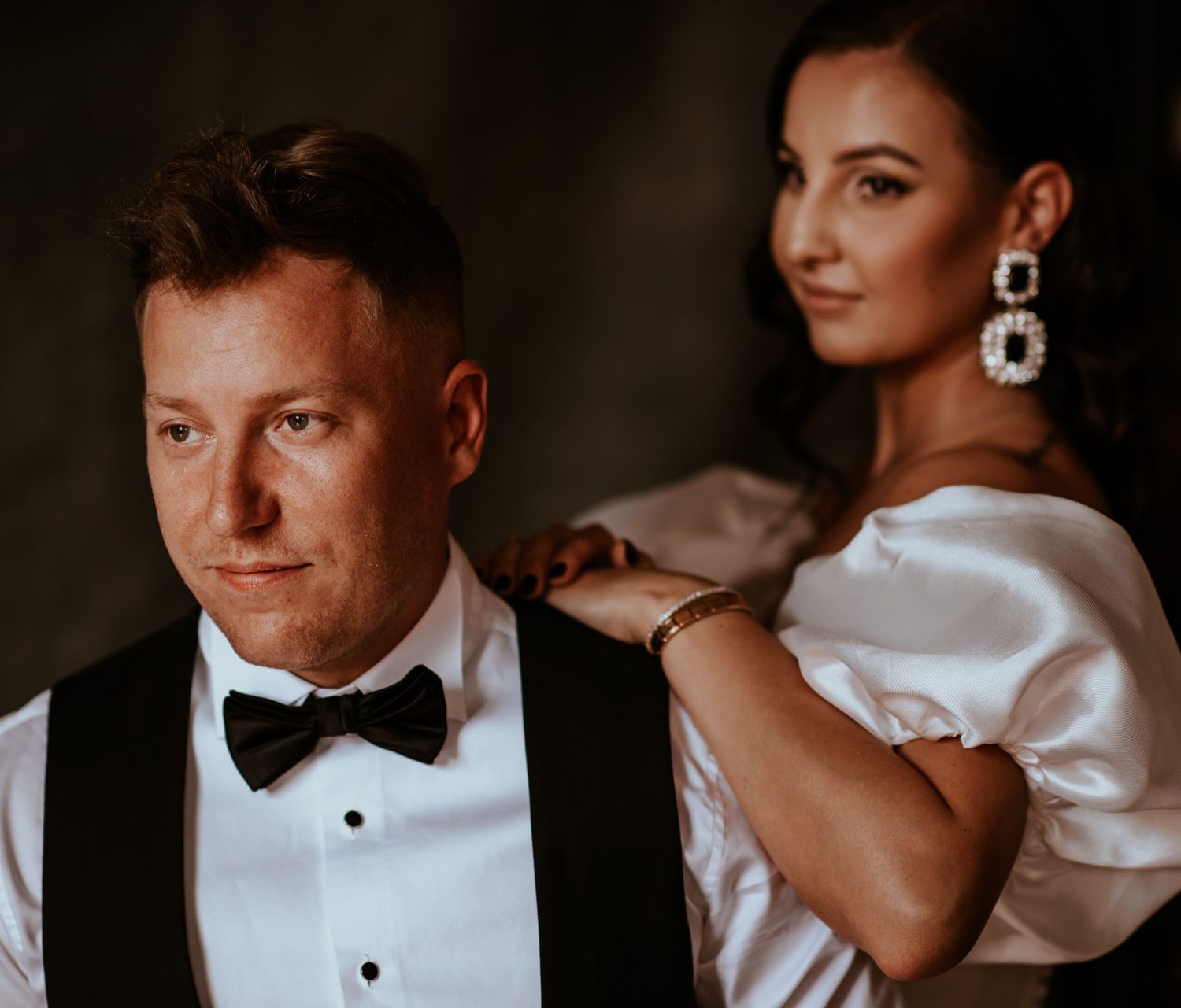 przygotowania-do-ślubu-dom-panny-młodej-jakie-dodatki-jakie-dekoracje-jakie-sukienki-dla-druhen- czarne-sukienki-wesele-w-czerni-czarny-kolor-przewodni-wesela-wesele-great-gatsby-ślub-warszawa-ślub-kraków-wesele-pinterest-wesele-z-pinteresta-wesele-marzeń-ślub-na-tik-toku-ślub-oliwia-konrad-ślub-w-pałacu-ślub-w -stylu-glamoure-great-gatsby-gatsby-glamoure-wynajem-dekoracji-wypożyczalnia-dekoracji-wynajem-obrusów-wynajem-podtalerzy-wynajem-piór-aranżacje-weselne-trendy-ślubne-trendy-weselne Fot: Imagine Weddings