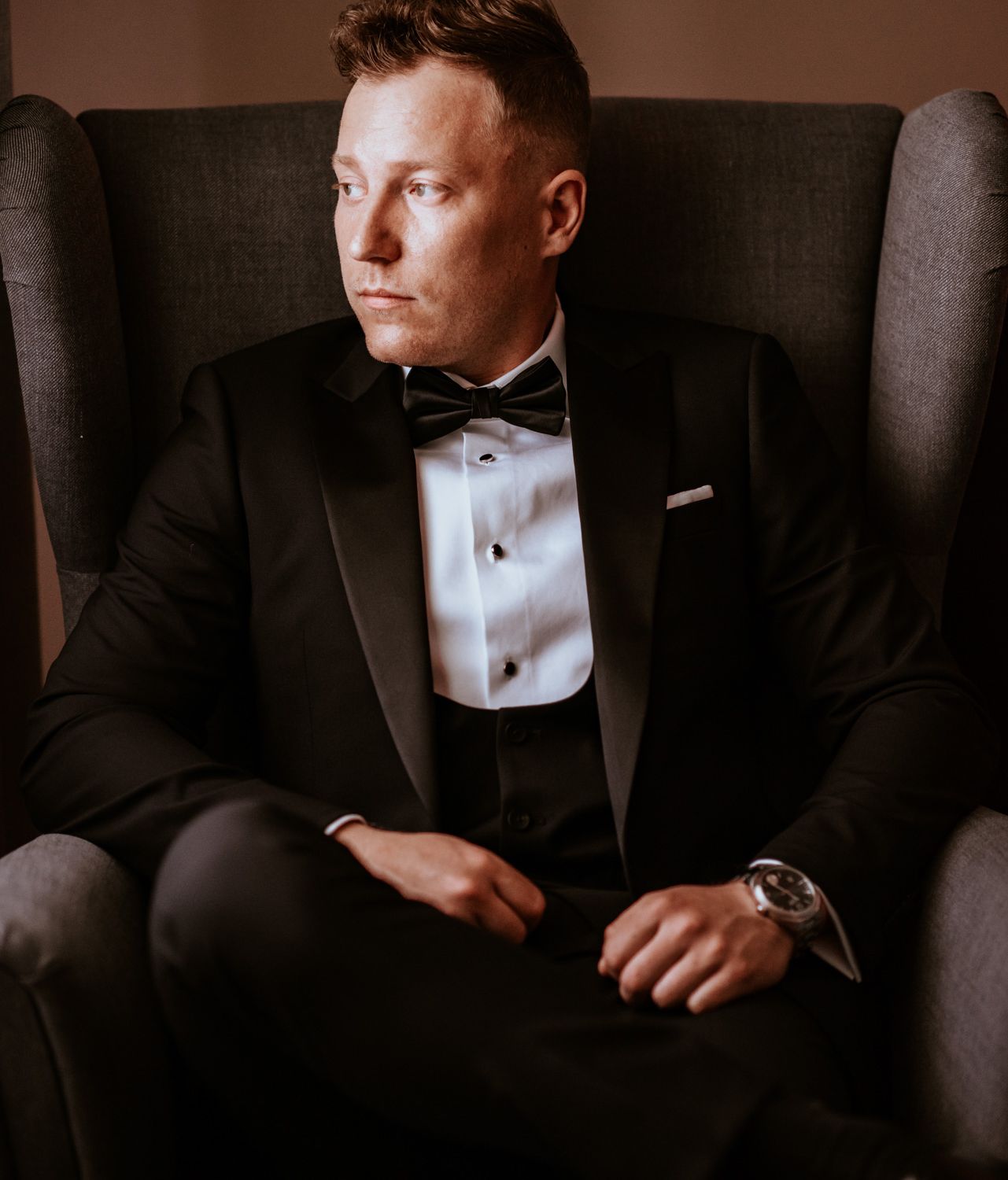 garnitur-ślubny-garnitur-glamoure-fraki-na-wesele-kamizelka-czarna-na-ślub-garnitury-ślubne-pan-młody-garnitury-w-stylu-glamoure-trendy-ślubne-trendy-ślubne-2023-wesele-great-gatsby-wesele-z-klasą-czarne-obrusy-złote-dodatki-dodatki-ślubne-dekoracje-lubne-dodatki-weselne-wynajem-dekoracji-wypożyczalnia-dekoracji-wynajem-obrusów-podtalerze-aranżacje-ślubne-bukiety-ślubne- co-wynająć- czy-można-wynajmować-kup-dekoracje-sprzedaż-dekoracji-wesele-małopolska-wesele-kraków-wesele-w-pałacu Fot: Imagine Weddings