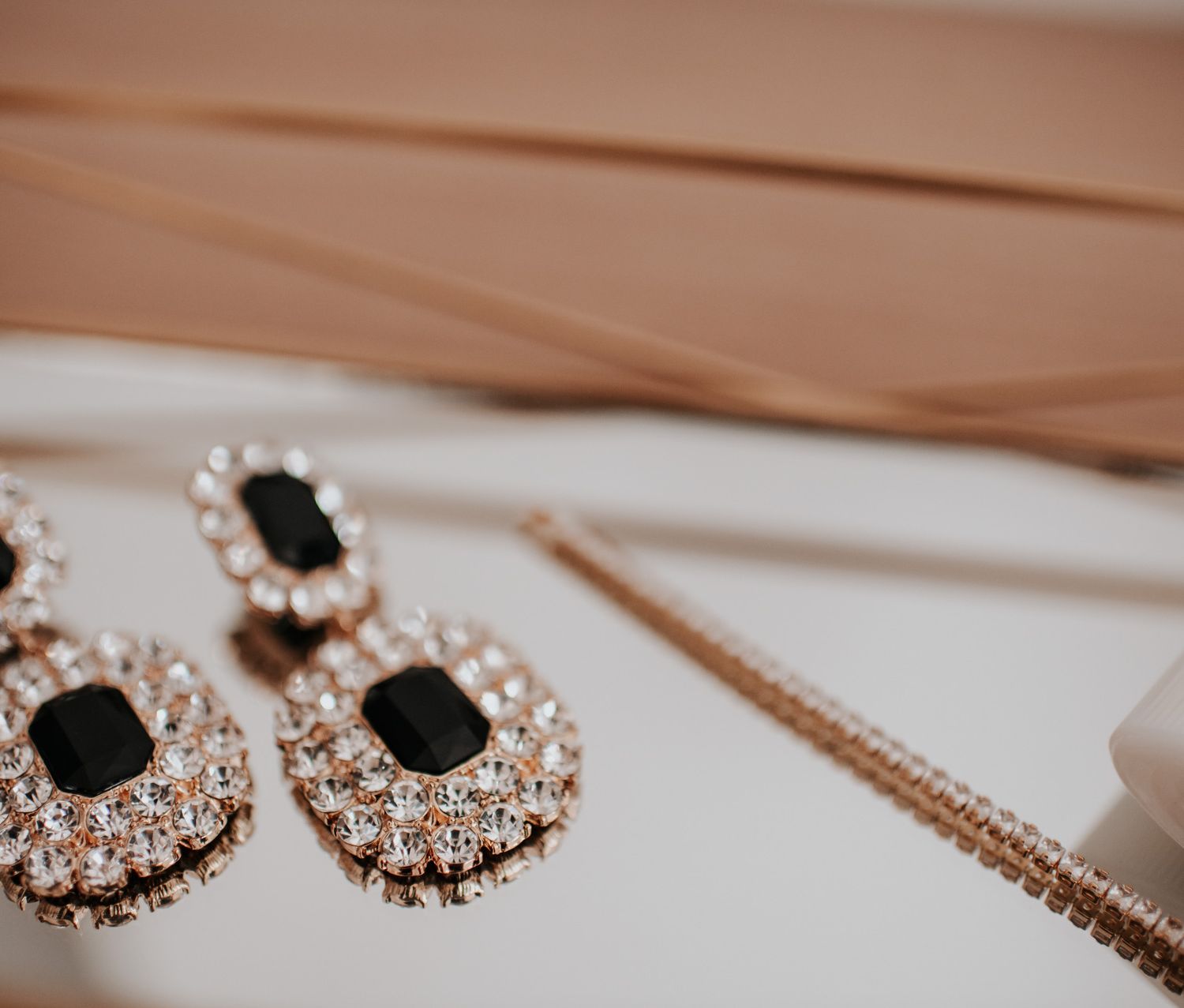 wesele-ślub-wesele-w-stylu-glamoure-gatsby-glamoure-great-gatsby-ślub-2023-wesele-z-klasą-ślub-na-głowie-wesele-marzeń-planujemy-wesele-dodatki-weselne-wypożyczalnia-biżuteria-ślubna-dodatki-ślubne-dekoracje-ślubne-wypożycz-online-kupuj-online-wedding-wesele-ślub-trendy-2023-dekoracje-na-ślub Fot: Imagine Weddings