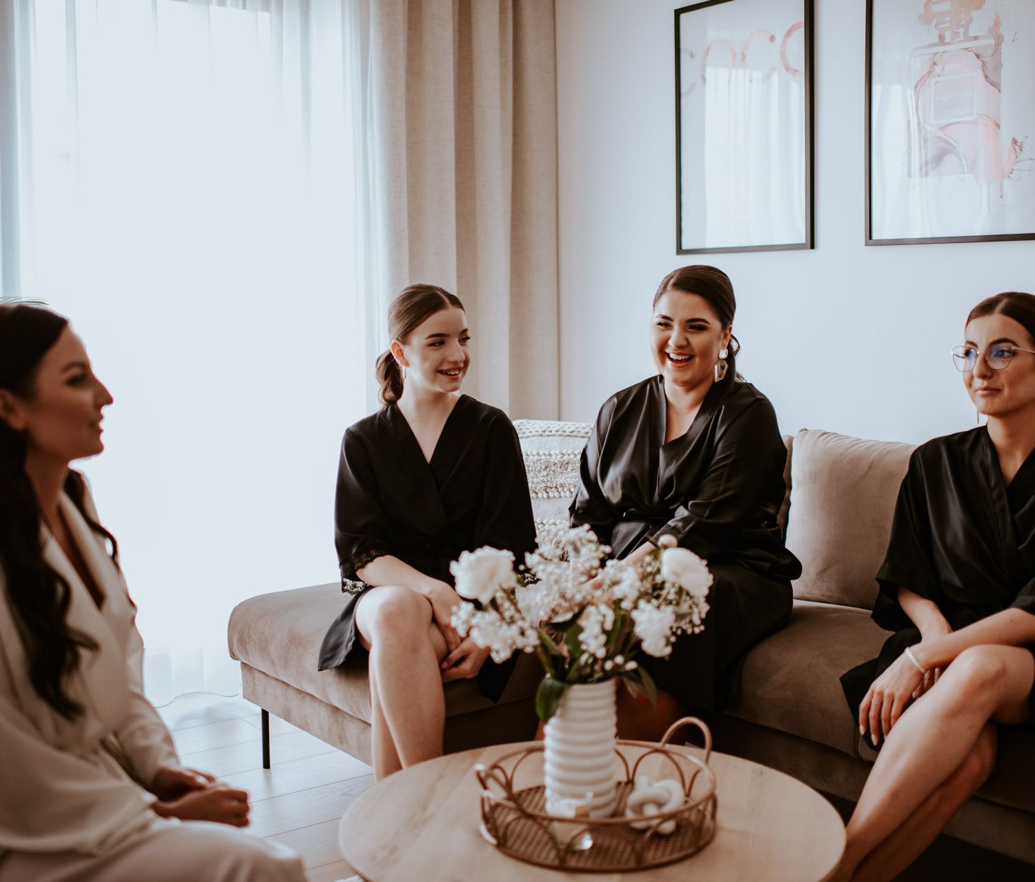 przygotowania-do-ślubu-dom-panny-młodej-jakie-dodatki-jakie-dekoracje-jakie-sukienki-dla-druhen- czarne-sukienki-wesele-w-czerni-czarny-kolor-przewodni-wesela-wesele-great-gatsby-ślub-warszawa-ślub-kraków-wesele-pinterest-wesele-z-pinteresta-wesele-marzeń-ślub-na-tik-toku-ślub-oliwia-konrad-ślub-w-pałacu-ślub-w -stylu-glamoure-great-gatsby-gatsby-glamoure-wynajem-dekoracji-wypożyczalnia-dekoracji-wynajem-obrusów-wynajem-podtalerzy-wynajem-piór-aranżacje-weselne-trendy-ślubne-trendy-weselne Fot: Imagine Weddings