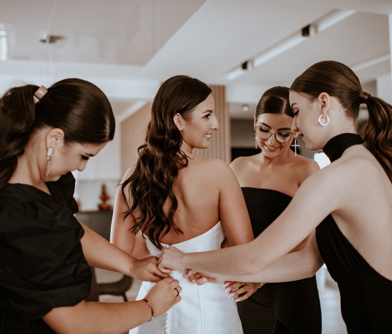 przygotowania-do-ślubu-dom-panny-młodej-jakie-dodatki-jakie-dekoracje-jakie-sukienki-dla-druhen- czarne-sukienki-wesele-w-czerni-czarny-kolor-przewodni-wesela-wesele-great-gatsby-ślub-warszawa-ślub-kraków-wesele-pinterest-wesele-z-pinteresta-wesele-marzeń-ślub-na-tik-toku-ślub-oliwia-konrad-ślub-w-pałacu-ślub-w -stylu-glamoure-great-gatsby-gatsby-glamoure-wynajem-dekoracji-wypożyczalnia-dekoracji-wynajem-obrusów-wynajem-podtalerzy-wynajem-piór-aranżacje-weselne-trendy-ślubne-trendy-weselne Fot: Imagine Weddings