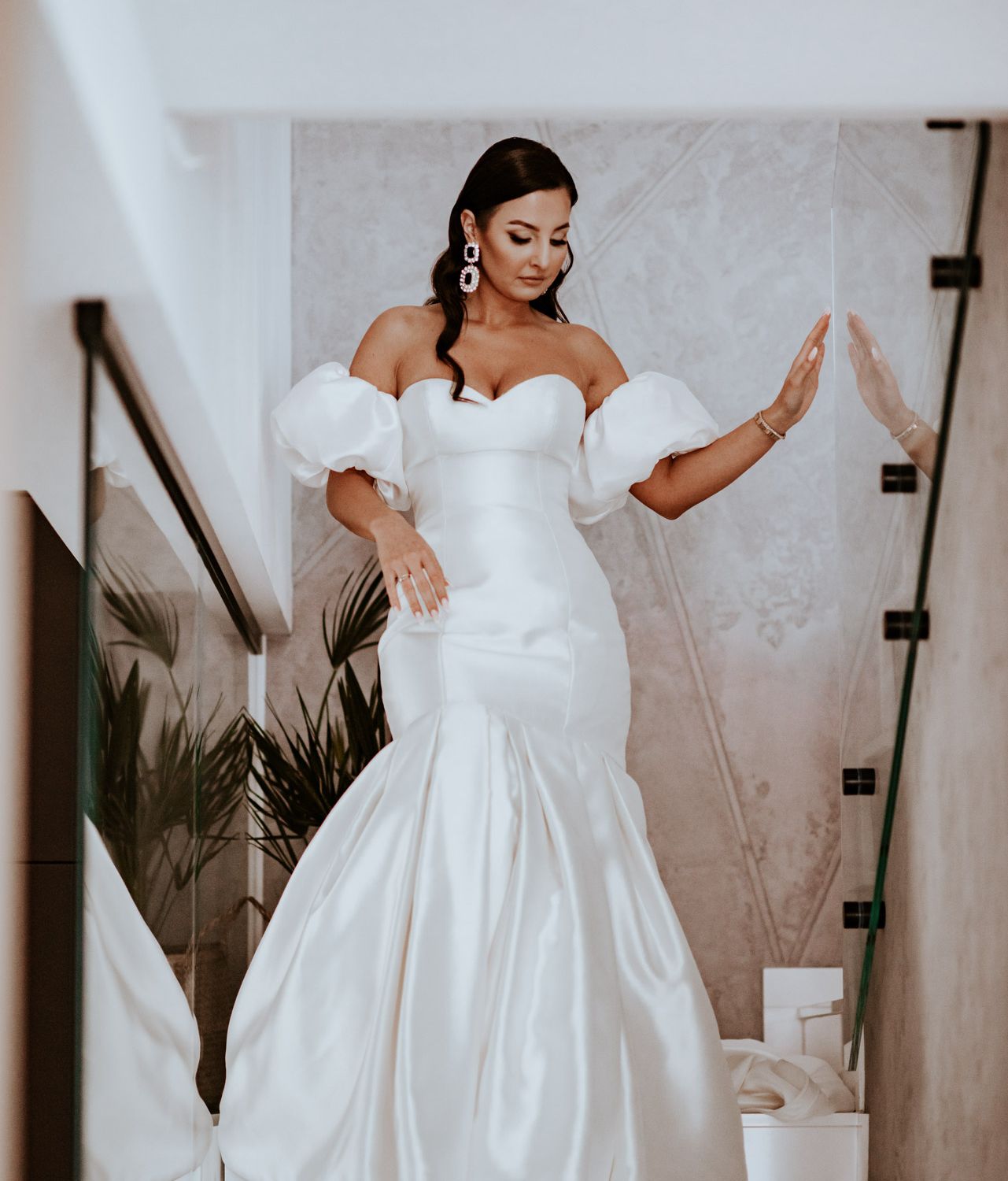 suknia-ślubna-suknia-glamoure-sukienki-na-wesele-sukienki-na-ślub-suknie-ślubne-panna-młoda-suknie-w-stylu-glamoure-trendy-ślubne-trendy-ślubne-2023-wesele-great-gatsby-wesele-z-klasą-czarne-obrusy-złote-dodatki-dodatki-ślubne-dekoracje-lubne-dodatki-weselne-wynajem-dekoracji-wypożyczalnia-dekoracji-wynajem-obrusów-podtalerze-aranżacje-ślubne-bukiety-ślubne- co-wynająć- czy-można-wynajmować-kup-dekoracje-sprzedaż-dekoracji-wesele-małopolska-wesele-kraków-wesele-w-pałacu Fot: Imagine Weddings