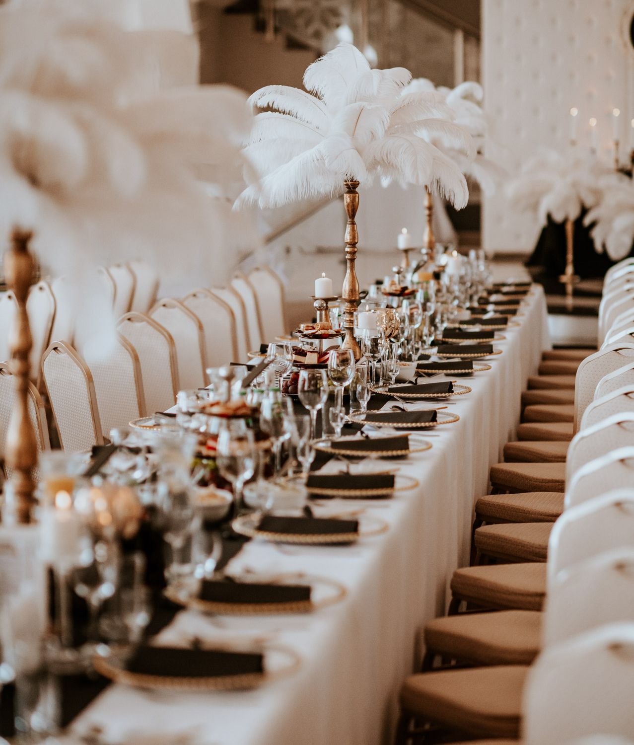 wesele w stylu gatsby glamoure wesele z klasą weselebez kwiatów wesele w bieli i czerni czarny kolor na wesele biały obrus czarne obrusy podtalerze strusie pióra wynajem dekoracji wynajem obrusów wynajem podtalerzy wynajem strusich piór ślubne aranżacje Powiedz Tak  Fot: Imagine Weddings