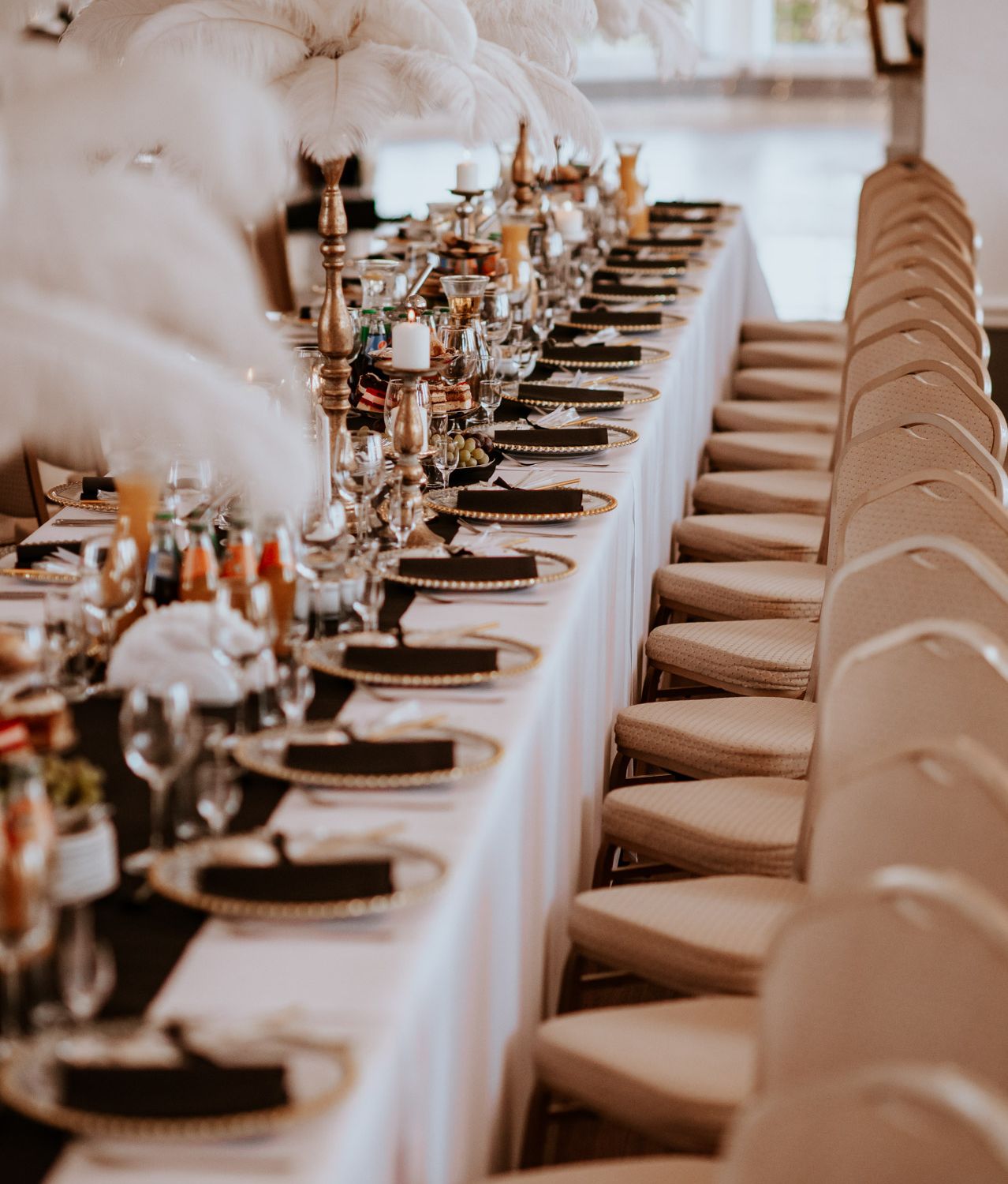 wesele w stylu gatsby glamoure wesele z klasą weselebez kwiatów wesele w bieli i czerni czarny kolor na wesele biały obrus czarne obrusy podtalerze strusie pióra wynajem dekoracji wynajem obrusów wynajem podtalerzy wynajem strusich piór ślubne aranżacje Powiedz Tak  Fot: Imagine Weddings
