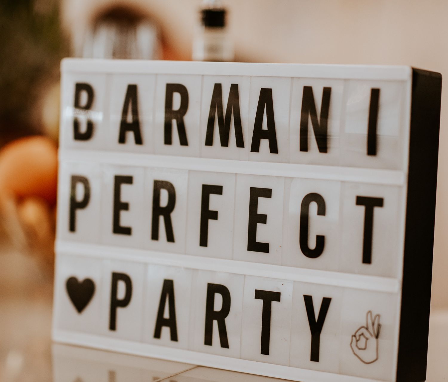 wesele w stylu gatsby glamoure wesele z klasą weselebez kwiatów wesele w bieli i czerni czarny kolor na wesele biały obrus czarne obrusy podtalerze strusie pióra wynajem dekoracji wynajem obrusów wynajem podtalerzy wynajem strusich piór ślubne aranżacje Powiedz Tak  Fot: Imagine Weddings