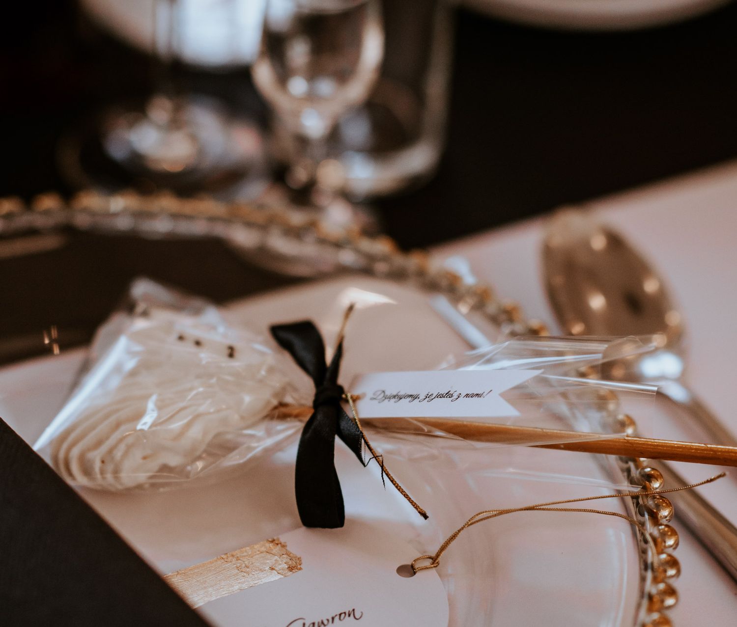 wesele w stylu gatsby glamoure wesele z klasą weselebez kwiatów wesele w bieli i czerni czarny kolor na wesele biały obrus czarne obrusy podtalerze strusie pióra wynajem dekoracji wynajem obrusów wynajem podtalerzy wynajem strusich piór ślubne aranżacje Powiedz Tak  Fot: Imagine Weddings