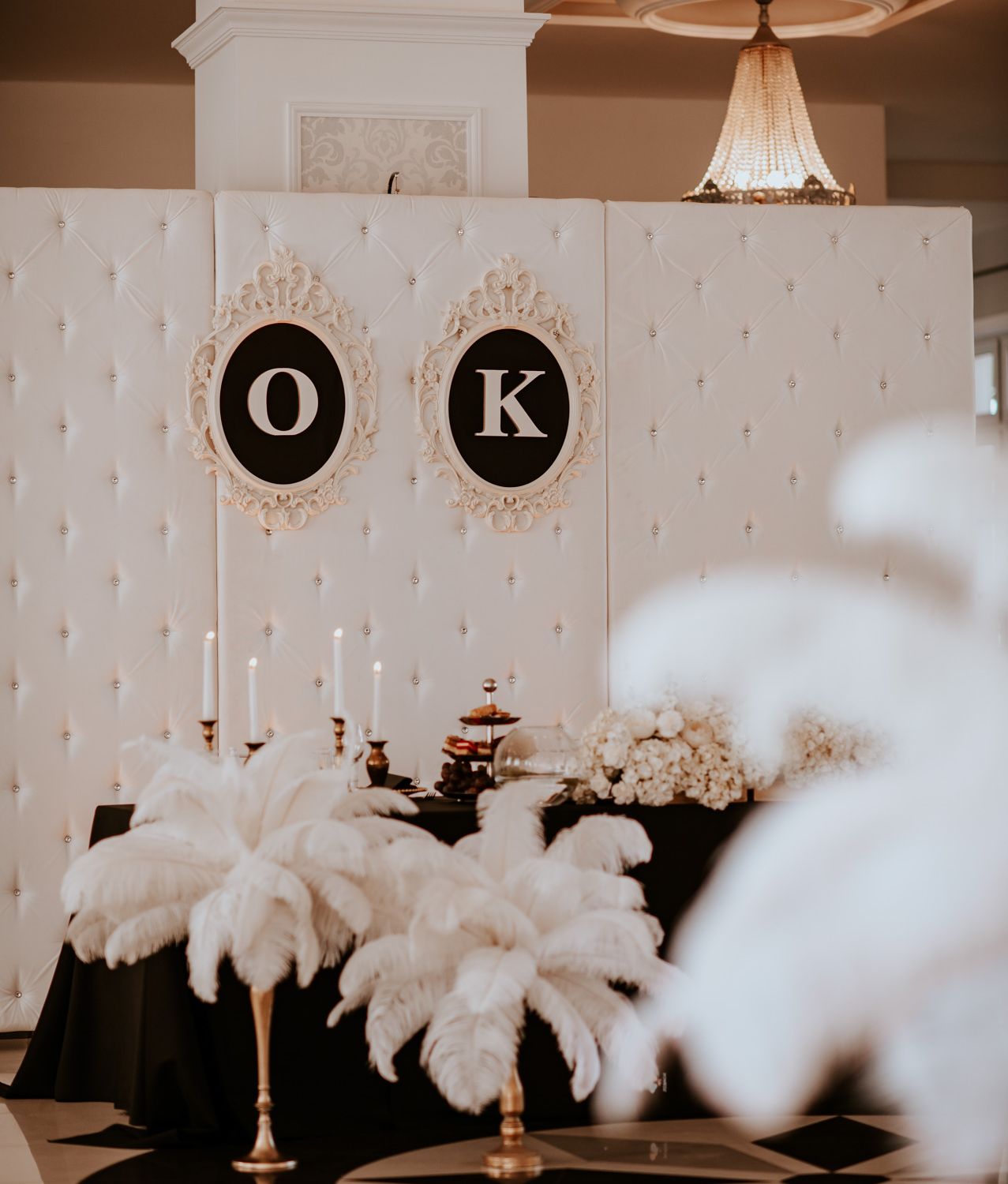 wesele w stylu gatsby glamoure wesele z klasą weselebez kwiatów wesele w bieli i czerni czarny kolor na wesele biały obrus czarne obrusy podtalerze strusie pióra wynajem dekoracji wynajem obrusów wynajem podtalerzy wynajem strusich piór ślubne aranżacje Powiedz Tak  Fot: Imagine weddings