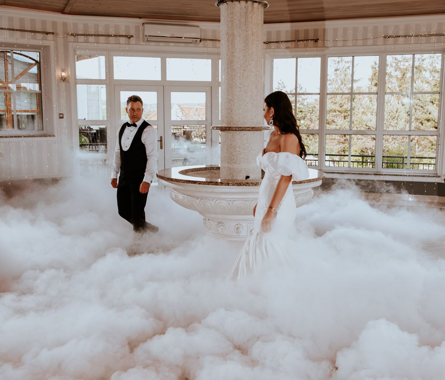 pierwszy taniec ciężki dym do tańca fontanny iskier Panorama Garden Stary Wiśnicz girlandy żarówkowe wesele Kraków wesele Bochnia  Fot: Imagine Weddings