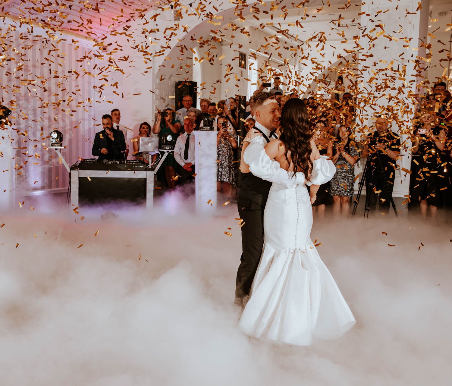 pierwszy taniec ciężki dym do tańca fontanny iskier Panorama Garden Stary Wiśnicz girlandy żarówkowe wesele Kraków wesele Bochnia  Fot: Imagine Weddings