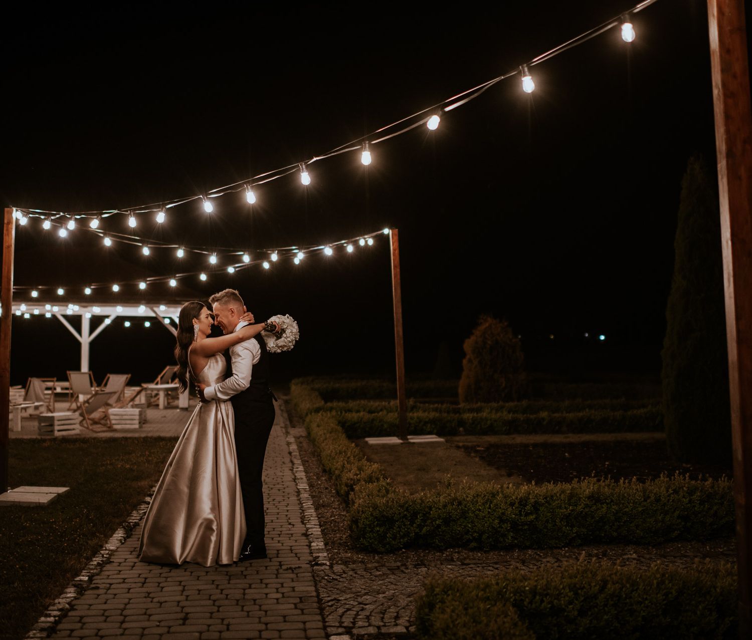 Wesele w stylu gatsby glamoure ślub marzeń wesele z klasą Sala Panorama Stary Wiśnicz wynajem dekoracji wypożyczalnia obrusów wynajem serwet wypożyczalnia podtalerzy wynajmę strusie pióra ścianka weselna ścianka tło glamoure Fot: Imagine Weddings