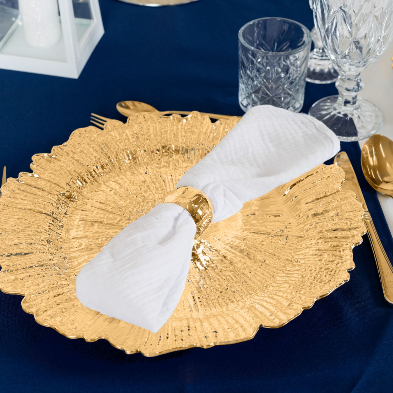 Złoty podtalerz w kształcie liścia - Elegancja na Twoim stole! Wynajmij teraz, aby dodać wyjątkowego blasku swojemu evencie lub weselu. Doskonały wybór dla miłośników stylu glamour, vintage czy boho. Podkreśl wyjątkowy charakter swojej uroczystości dzięki temu unikalnemu elementowi dekoracyjnemu. Podtalerz lisc zloty