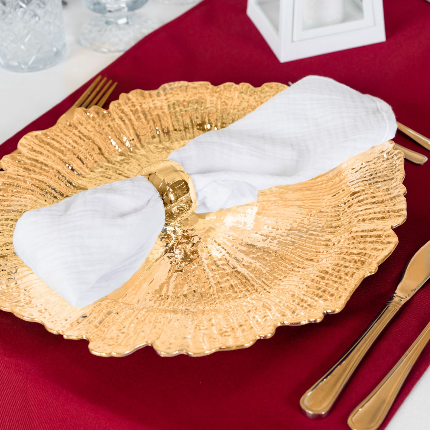 Złoty podtalerz w kształcie liścia - Elegancja na Twoim stole! Wynajmij teraz, aby dodać wyjątkowego blasku swojemu evencie lub weselu. Doskonały wybór dla miłośników stylu glamour, vintage czy boho. Podkreśl wyjątkowy charakter swojej uroczystości dzięki temu unikalnemu elementowi dekoracyjnemu. Podtalerz lisc zloty