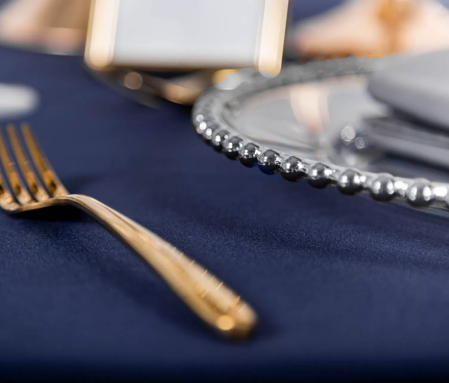 Dodaj elegancji swojemu stołowi, wynajmując nasz transparentny podtalerz ozdobiony srebrnymi kuleczkami. Idealny do stylów Glamour Elegance, Modern Chic i Classic Luxe, ten efektowny dodatek z pewnością podkreśli wyjątkowy charakter Twojego wydarzenia. Podtalerz transparentny srebrny