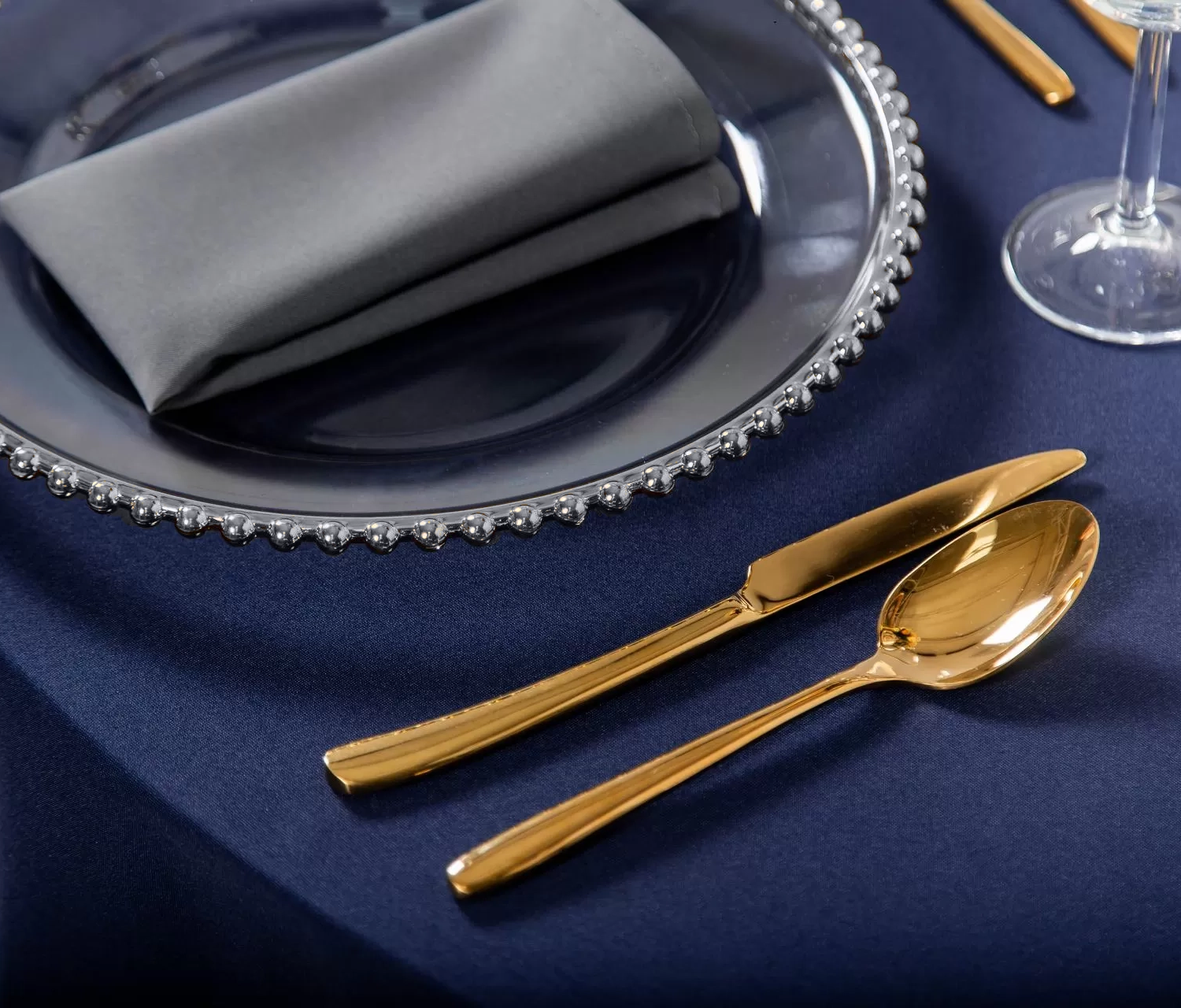 Dodaj elegancji swojemu stołowi, wynajmując nasz transparentny podtalerz ozdobiony srebrnymi kuleczkami. Idealny do stylów Glamour Elegance, Modern Chic i Classic Luxe, ten efektowny dodatek z pewnością podkreśli wyjątkowy charakter Twojego wydarzenia. Podtalerz tranasparentny srebrny