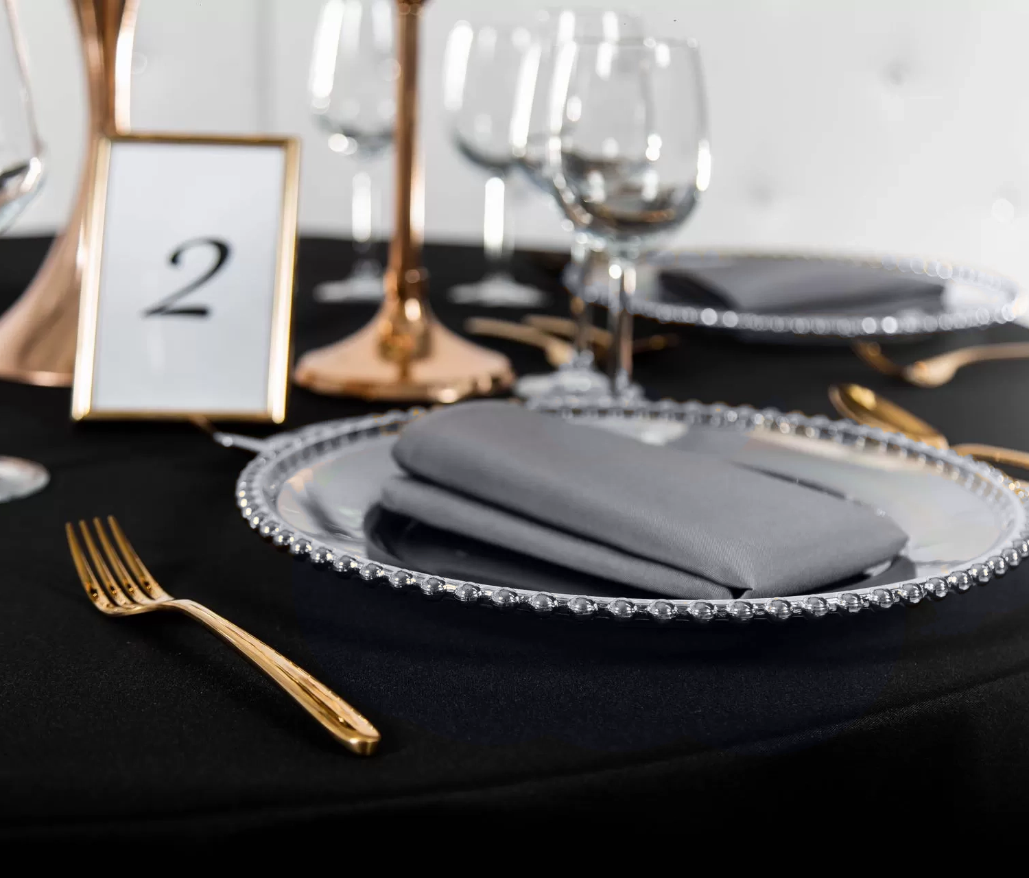 Dodaj elegancji swojemu stołowi, wynajmując nasz transparentny podtalerz ozdobiony srebrnymi kuleczkami. Idealny do stylów Glamour Elegance, Modern Chic i Classic Luxe, ten efektowny dodatek z pewnością podkreśli wyjątkowy charakter Twojego wydarzenia. Podtalerz transparentny srebrny