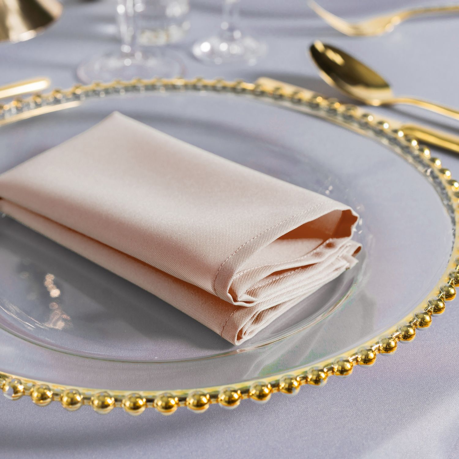 Serwetki w eleganckim odcieniu cappuccino - idealny dodatek do Twojego wyjątkowego eventu lub wesela! Pasujące do stylów rustykalnego, boho i klasycznego. Serwetka cappuccino