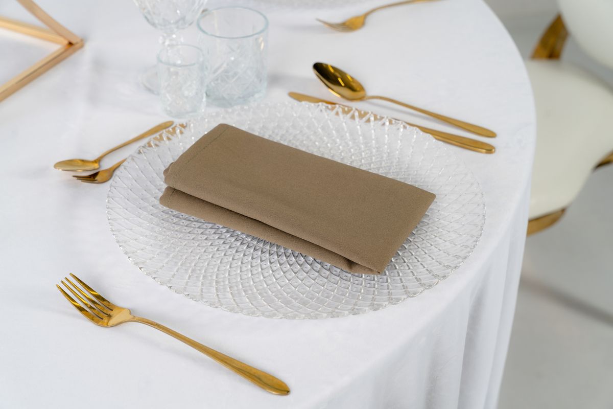 Serwetka poliestrowa khaki na wynajem – matowy materiał w kolorze oliwkowej zieleni i ziemistym odcieniu khaki na eventy