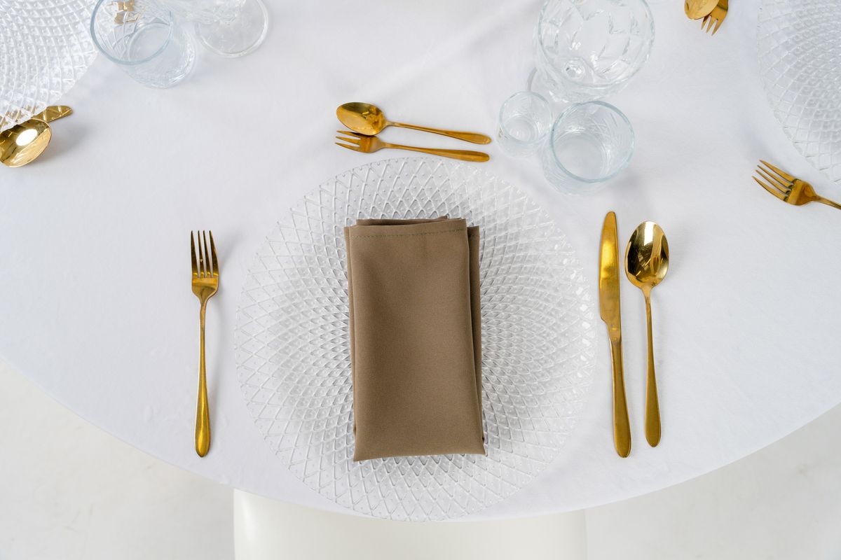 Serwetka khaki poliester w stylu boho rustykalnym – dekoracja stołu weselnego z drewnianymi akcentami i suszonymi roślinami