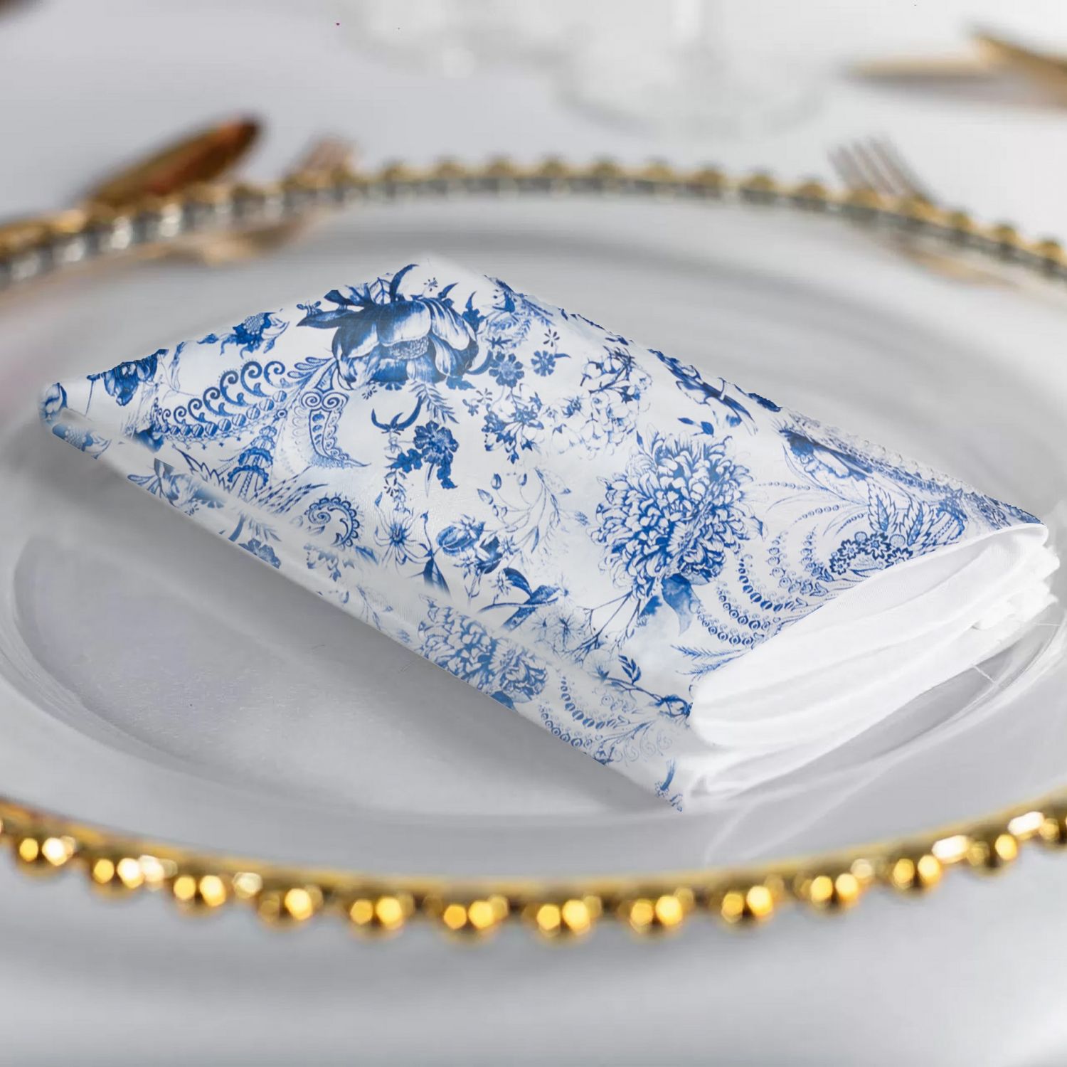 Serwetki we wzorze kwiatowej łąki - doskonały wybór na Twoje wydarzenie! Pasują do stylów rustykalnego, boho i klasycznego, dodając delikatności i uroku Twojej aranżacji stołu. Serwetka kwiatowa łąka