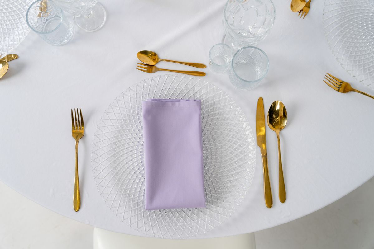 Liliowa serwetka eventowa w aranżacji stołu – pastelowy fiolet idealnie pasujący do srebrnej zastawy i stylu glamour