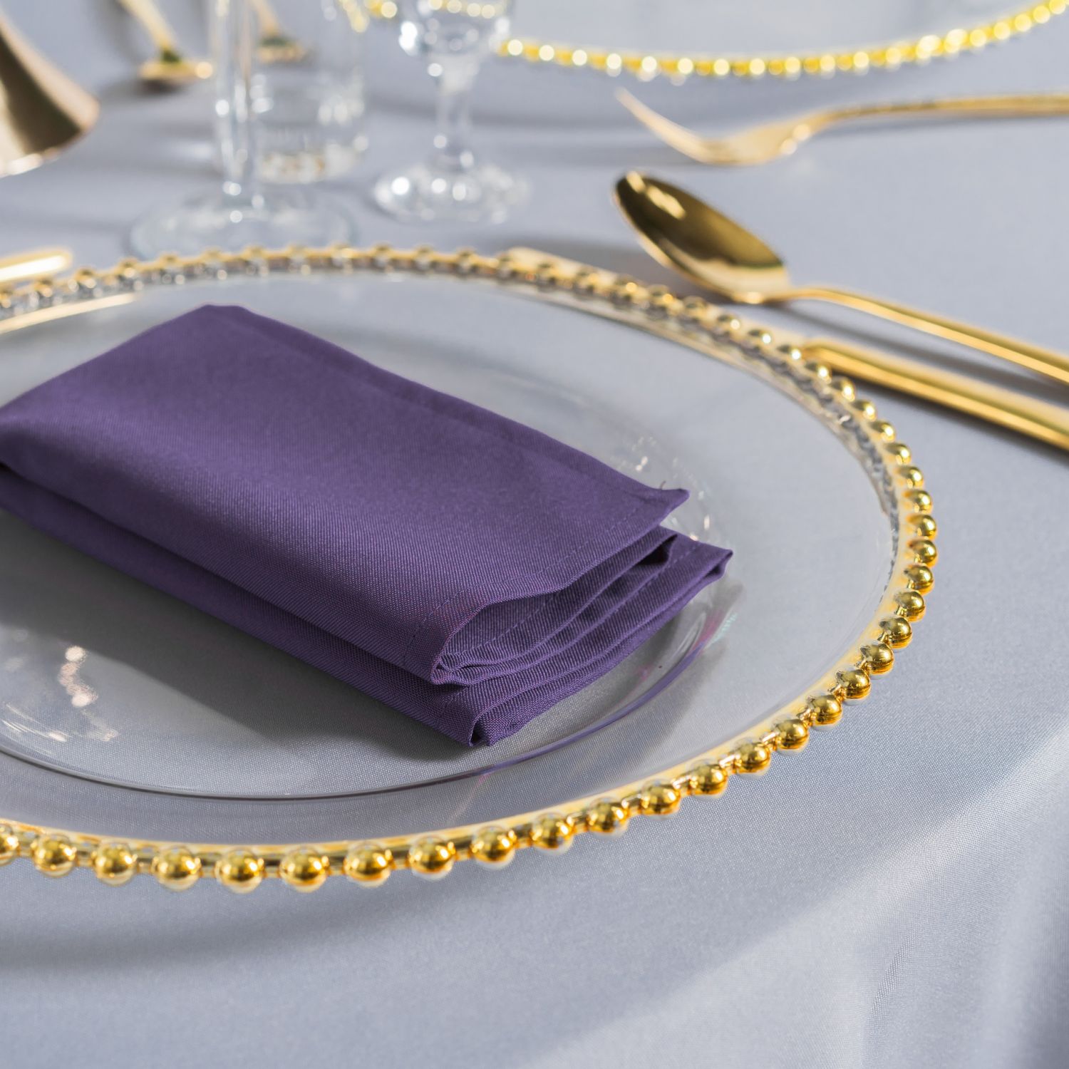 Serwetki w kolorze lawendowym - delikatny dodatek do aranżacji stołu na event lub wesele, pasujący do stylów vintage, boho i eleganckiego. Serwetka lawendowa