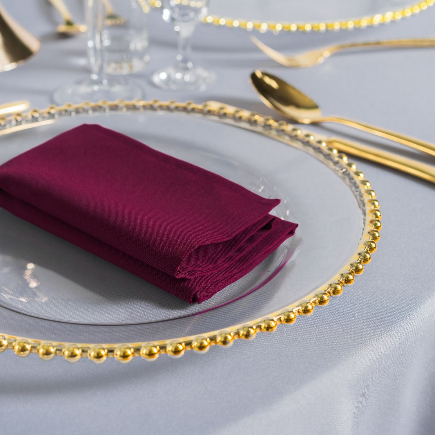 Serwetki w kolorze magenta - dodaj wyrazisty kolor swojemu wydarzeniu! Doskonałe na eventy i wesela, pasujące do stylów nowoczesnego, eleganckiego, vintage i boho. Serwetka magenta