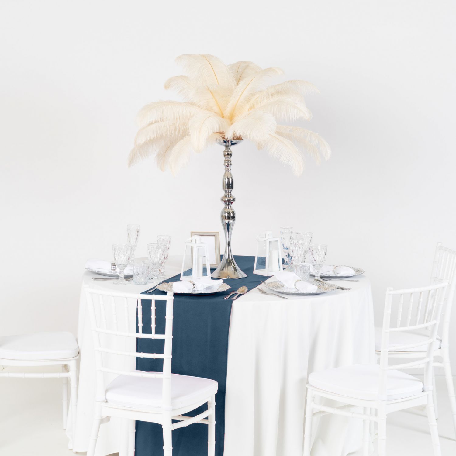 Dodaj wyrazisty i stylowy akcent do swojego wydarzenia, wynajmując nasz bieżnik w kolorze jeans. Doskonały wybór dla stylów casual elegance, industrialnego designu, boho denim i rustykalnych aranżacji. Bieznik jeans