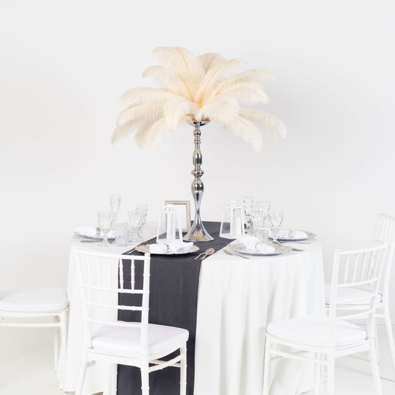 Dodaj subtelny i elegancki akcent do swojego wydarzenia, wynajmując nasz bieżnik w kolorze szarym. Idealny do stylów Modern Classic, Industrial Elegance i Rustykalnej Delikatności, który podkreśli wyjątkowy charakter każdej chwili. Bieznik szary