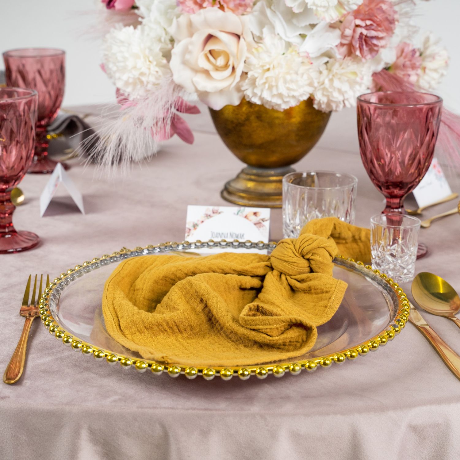 Serwetka muslinowa w kolorze miodowym - dodatek pełen ciepła i elegancji, idealny dla różnorodnych stylów aranżacji stołu. Serwetka muslinowa miodowa