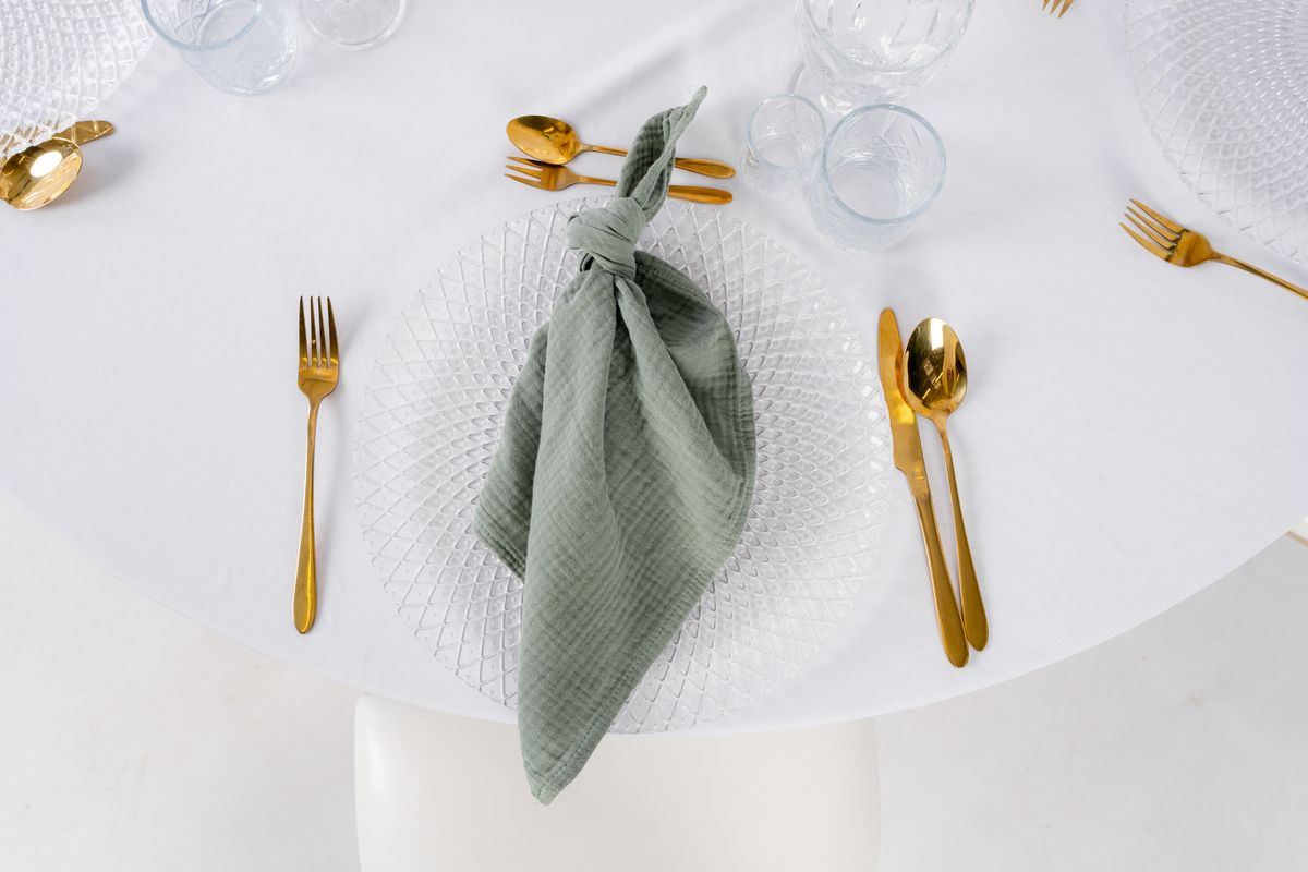 Szałwiowa serwetka z muślinu w aranżacji rustykalnej – przewiązana sznurkiem jutowym dekoracja stołu weselnego
