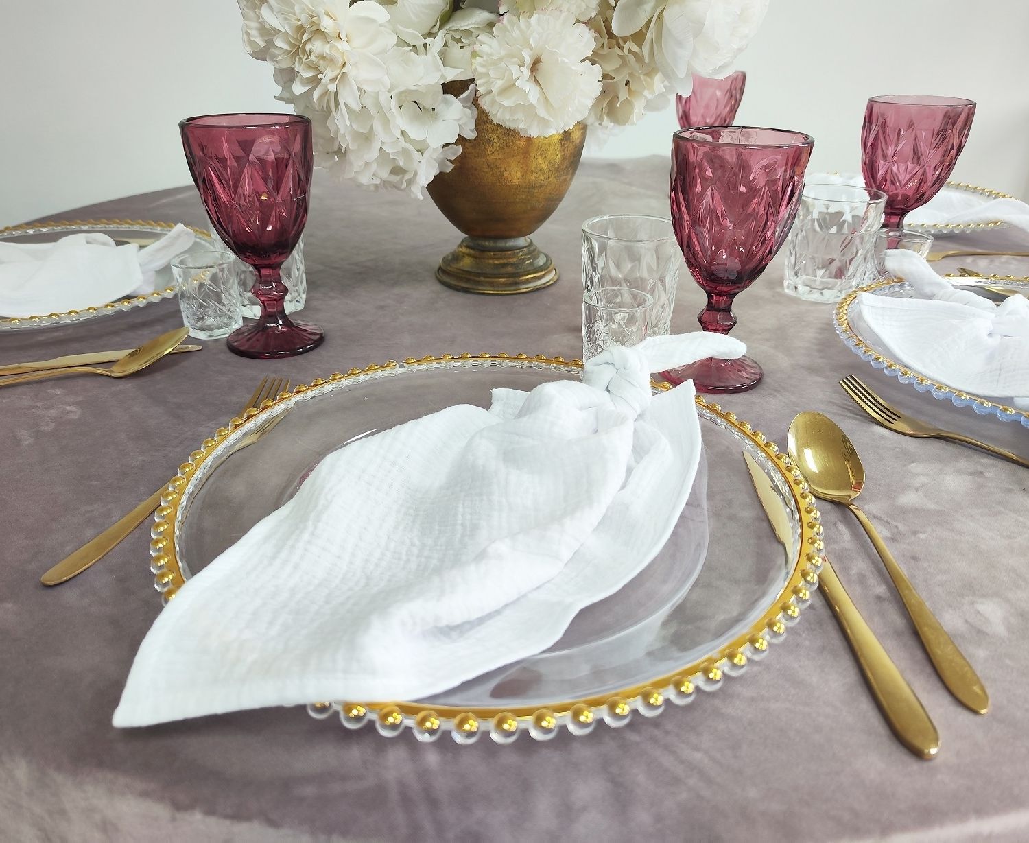 Serwetki muślinowe w kolorze białym - doskonały dodatek do wesel, bankietów i eventów. Idealnie pasują do różnych stylów dekoracji, w tym romantycznych, rustykalnych, vintage oraz eleganckich i luksusowych. Wynajmij teraz, aby dodać elegancji i wyjątkowości swojemu wydarzeniu! Serwetka muślinowa biała